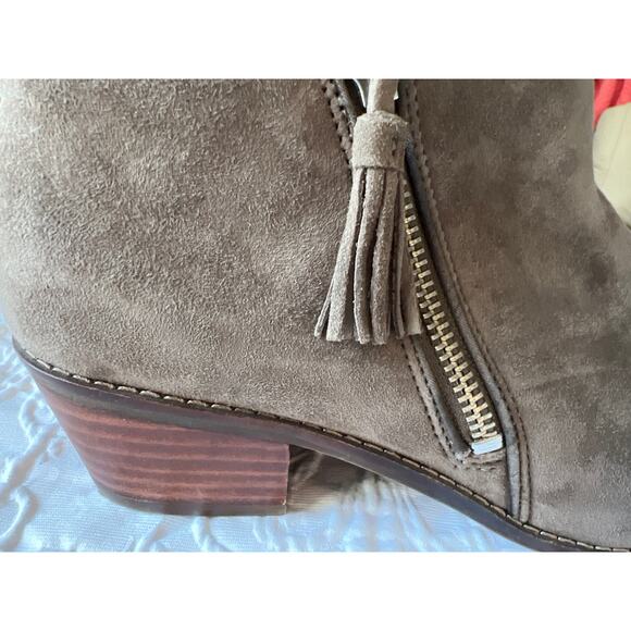 Vionic suede booties tassle 1" heel, 8, dark tan, excellent‎ - Picture 3 of 10